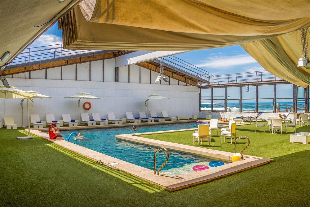 Hotel Gavina Costa Mar Iquique Buitenkant foto The pool on the top deck of the ship